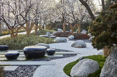 景觀置石方法大全_石材 : 園林作為一門藝術,對于意境有著很高的要求,除了普遍的山、水組合,&ldquo;石&rdquo;作為現代園林中也是必不可少的元素之一,帶個人們無窮的想象空間和精神享受。 以石材或仿石材布置成自然露巖景觀的造景手法被稱之為置石,置石&hellip;