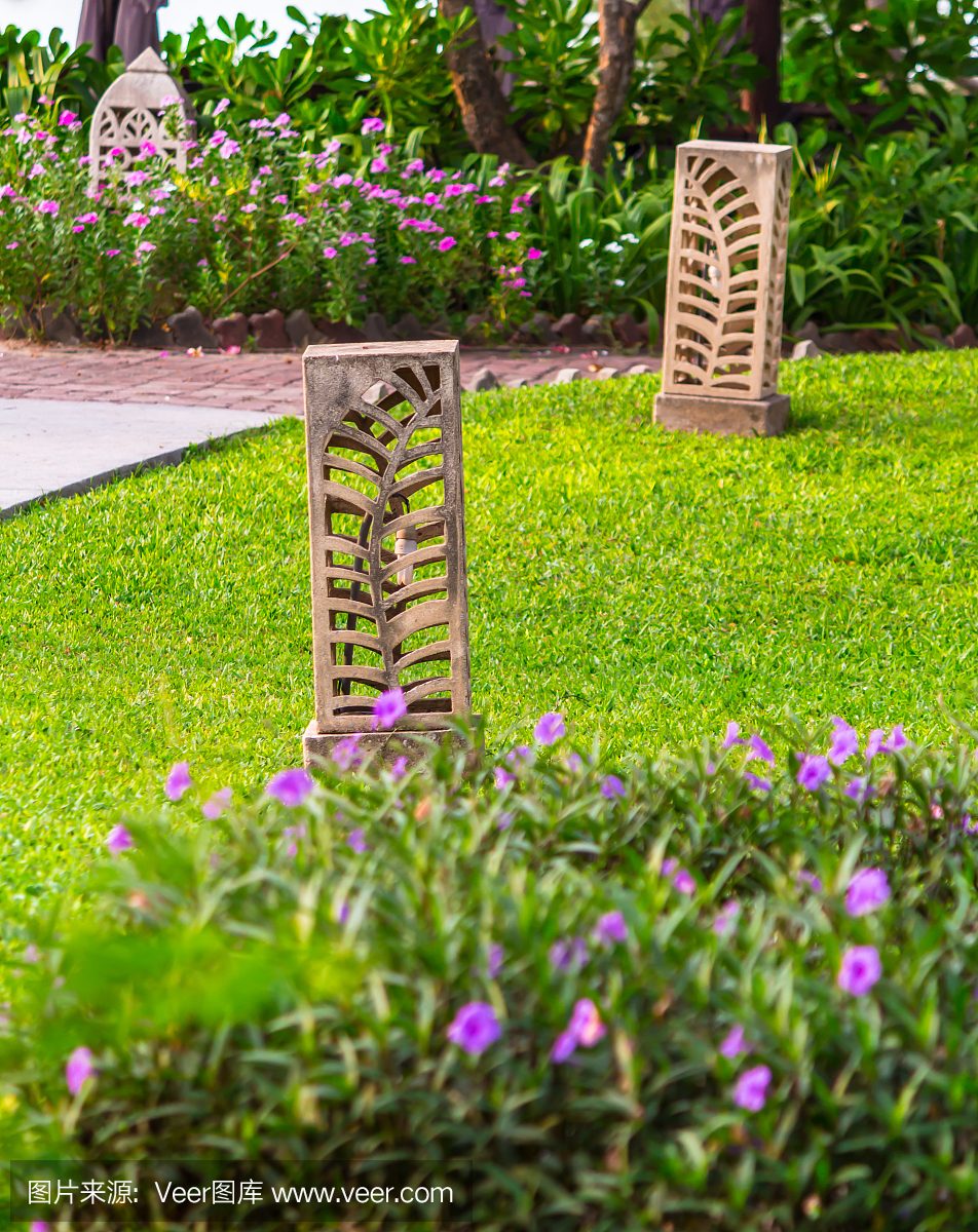 雕刻石燈裝飾園林。